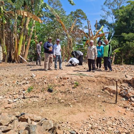 Pambakal Gunung Ulin Dampingi Pengukuran Arah Kiblat Rencana Pembangunan Mushola RT 5 Salam Baru
